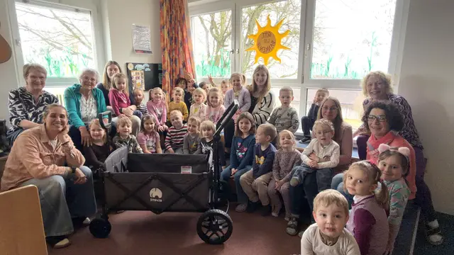 Die Kinder freuen sich gemeinsam mit dem Kindergarten-Team sowie Eveline Karl und Elfriede Lissberger vom Verein EDURA aus Peuerbach und Anna Roiter von der Pfarrgemeinde Heiligenberg über den neu angekauften, waldtauglichen Bollerwagen. | Foto: Kindergarten Heiligenberg
