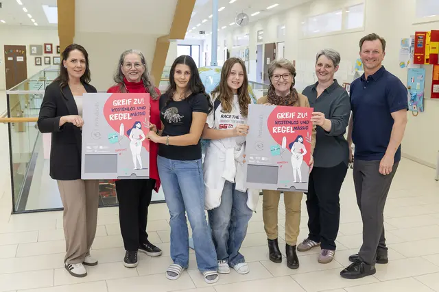 Gemeinderätin Sandra Antosik (FPÖ), Gemeinderätin Gabriele Grabner (SPÖ), Victoria Fritz, Sophie Röthlingshöfer, Erste Vizebürgermeisterin und Frauenstadträtin Erika Buchinger (ÖVP), Claudia Auer-Deutsch (Gruppenleiterin Sozialservice) und Bilingual Junior High School-Direktor Martin Glanzner. | Foto: Stadt Wiener Neustadt/Weller