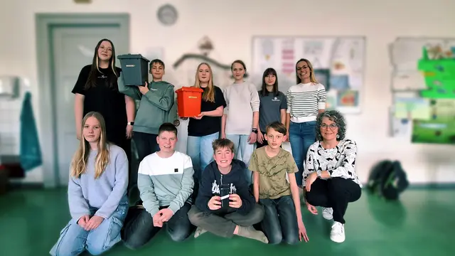 Klassenlehrerin Christina Gindler und Abfallberaterin Silvia Thor mit den Schülerinnen und Schülern der 3a. | Foto: GV Gmünd