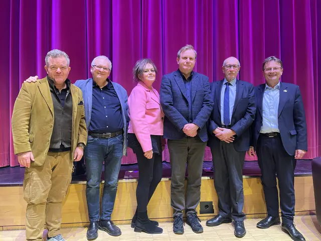 Auf Initiative von Europaabgeordneten Hannes Heide (links) diskutierten Konrad Paul Liessmann, Günter Kaindlstorfer, Susanne Mauthner-Weber und Hannes Leidinger sowie Cornelius Obonya (von links nach rechts) über Querdenker, Wissenschaftsskepsis und die Auswirkungen auf die Demokratie. | Foto: Karin King