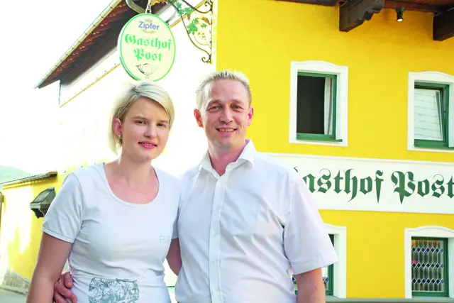 Johannes und Nicole Doneus vom Gasthof Post in Peilstein freuen sich über zwei Gabeln – zum wiederholten Mal. | Foto: Foto: Höglinger