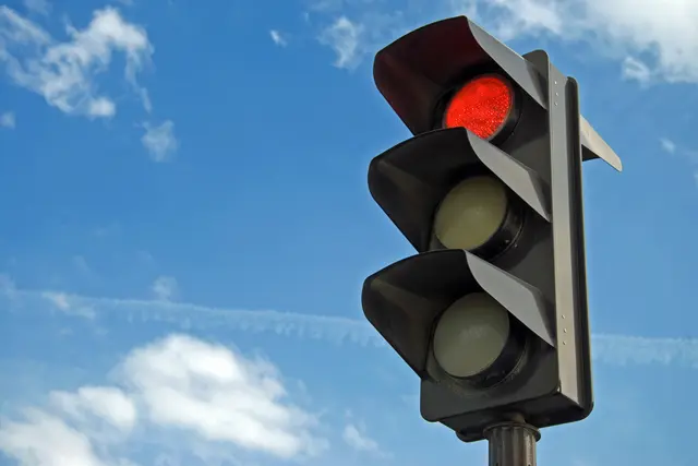Bei der Karlingerstraße an der B131 entsteht bis August eine neue Ampelanlage für mehr Verkehrssicherheit. | Foto: Smarterpix/Vacclav