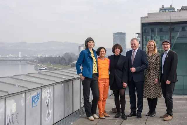 Simone Barlian, Adriana Torres Topaga, Fina Esslinger, Landeshauptmann Thomas Stelzer, Margot Nazzal und Dietmar Groiss (v. l.) bei der Pressekonferenz auf dem Dach der Kunstuniversität in Linz. | Foto: Petra Moser