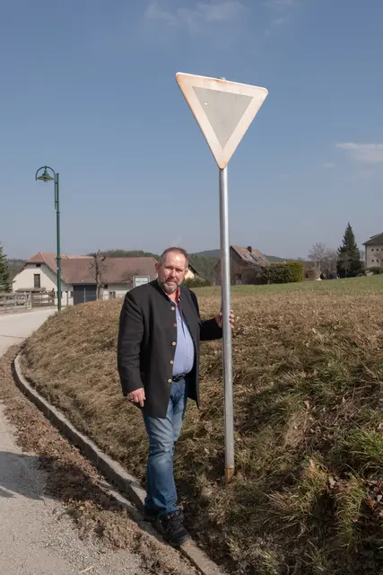 Das Opfer Verkehrstafel "Vorrang geben" "Auf der Wiese". | Foto: Santrucek