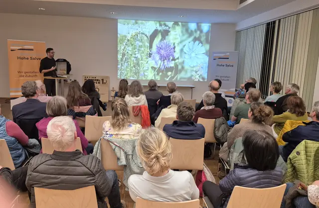 Matthias Karadar von der Initiative „Natur im Garten“ zeigte bei der Auftaktveranstaltung der „Aktion Fleckerlteppich“ am 26. Februar, worauf es beim Anlegen und der Pflege von Blühwiesen ankommt.  | Foto: KEM Hohe Salve