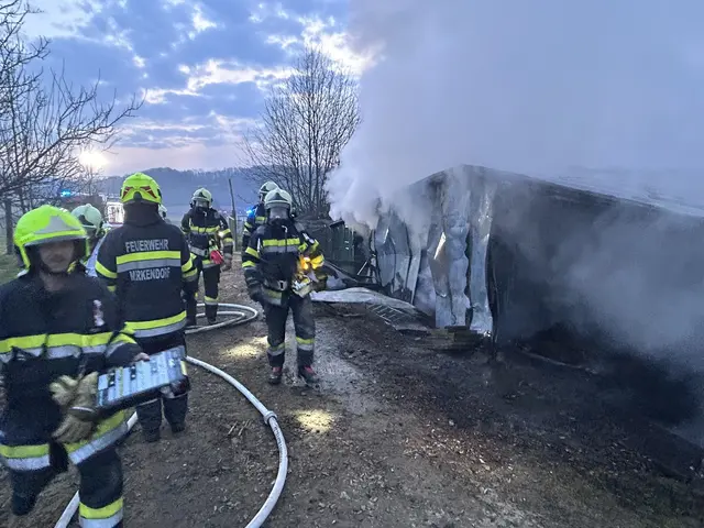 Vier Feuerwehren unter der Einsatzleitung von HBI Thomas Altenburger rückten zur Brandbekämpung aus. | Foto: Philipp Rauch, PI Bad Gleichenberg, und HLM d. V. Karl Lenz