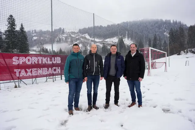 Bei einem Lokalaugenschein, v. li.: Christian Fankhauser (Amtsleiter), Thomas Steger (Obmann Sportklub Taxenbach), Landesrat Martin Zauner und Bürgermeister Johann Gassner; Taxenbach, 24.2.2026 | Foto: Land Salzburg/Neumayr/Hölzl
