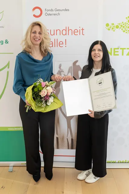 Die feierliche Überreichung fand im BVAEB Gesundheitszentrum Resilienzpark Sitzenberg statt. Andrea Weinzetl (Projektleitung BGF Kittsee) durfte die Auszeichnung gemeinsam mit Anke Artner-Geller (Medizinische Technologin für Funktionsdiagnostik) übernehmen.  | Foto: J. Schimmer