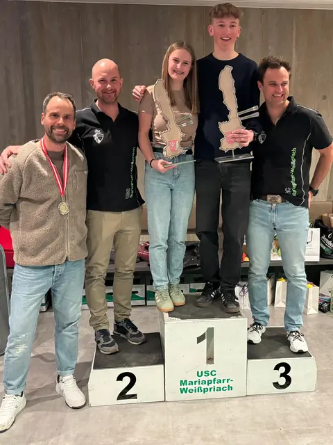 Mariapfarrs Ski-Ortsmeister 2026 heißen Theresa Kandler (Bildmitte) und Martin Pfeifenberger (2. v. re.). | Foto: USC Mariapfarr-Weißpriach-Göriach / Manuel Griessner