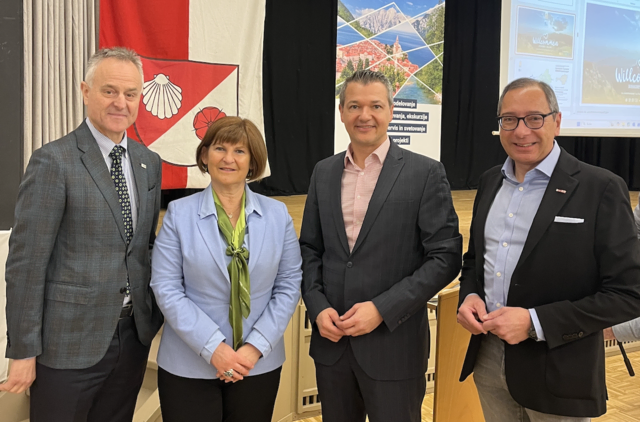 Von links nach rechts: Benjamin Wakounig (Präsident vom Slowenischen Wirtschaftsverband), Eva Strausvz (Direktorin der Regionalentwicklung Oberkrain Ragor), Alpe-Adria-Brückenbauer Peter Weidinger und WK Villach-Obmann Christian Tyl | Foto: Privat