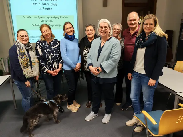 v.l.: Dr. Maria Barbara Oberhammer, Barbara Heinrich, Julia Striebel-Thurner, Angelika Falkner, Christine Stadlwieser, Loisi Wallner, Karl Stieg und Monika Wachter. | Foto: HPE Tirol
