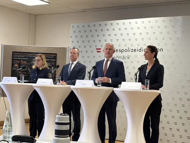Präsentierten die Ermittlungsergebnisse in Graz (v.l.): Hofrätin Ursula Auer (FGA Steiermark), Brigadier Gerald Tatzgern (BK), Innenminister Gerhard Karner und Staatsanwältin Nina Bussek (StA Wien) | Foto: MeinBezirk/Antonia Unterholzer