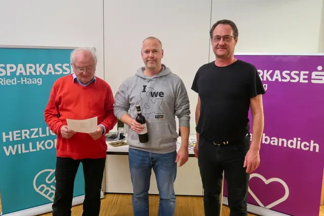 Die Organisatoren des Turniers: Hans Voraberger (links) und Michael Raab-Obermayr (rechts) mit dem Sieger Max Schmidt (Mitte). | Foto: Hans Voraberger