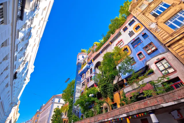Zwischen bunten Fassaden und begrünten Terrassen zeigt sich das Hundertwasserhaus auch im Frühling besonders farbenfroh. | Foto: panthermedia/xbrchx