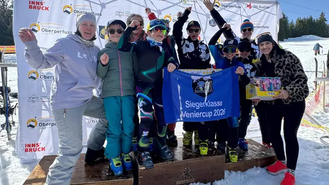 Die Siegerklasse des Veniercps durfte nicht nur die Flagge, sondern auch die Gratulation der Weltmeisterin entgegennehmen.
