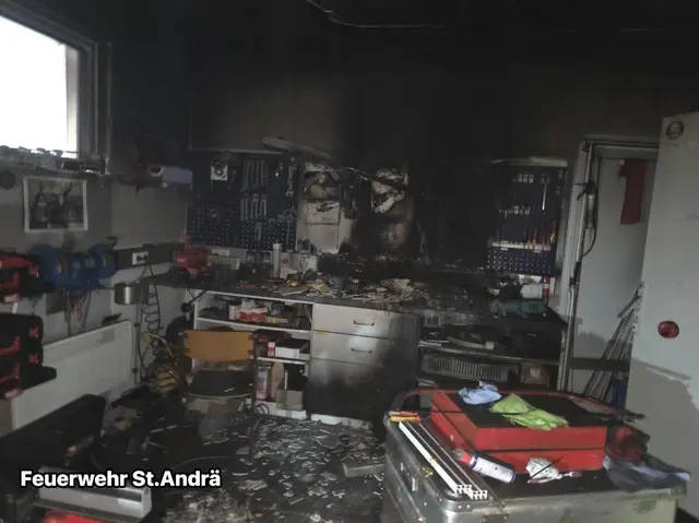 Durch den Brand sollen der Werkzeugraum stark beschädigt und ein Vorraum sowie die Garage stark verrußt worden sein. | Foto: Feuerwehr St.Andrä im Lavanttal