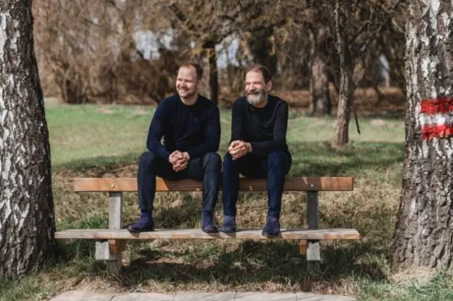 Thomas und Hermann Neuburger haben mit dem Fungi Pad Mare ein neues Produkt.  | Foto: Hermann.Bio