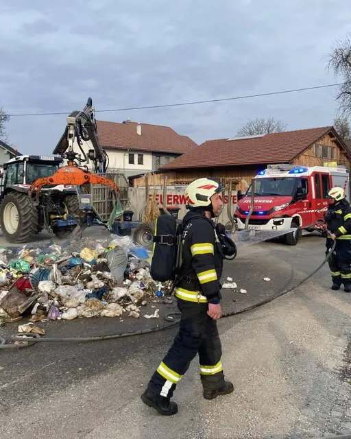 Der Müll wurde abgeladen, um die Glutnester abzulöschen. | Foto: FF Münsteuer