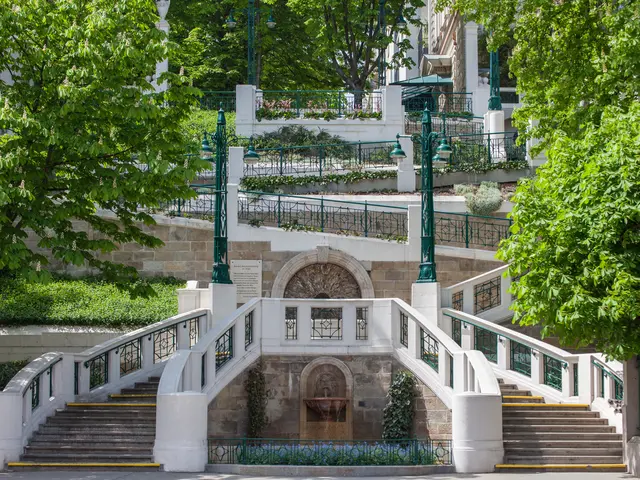 Zwischen Bäumen und Jugendstil-Architektur entfaltet die Strudlhofstiege im Frühling ihren besonderen Charme. | Foto: panthermedia/TeamDAF