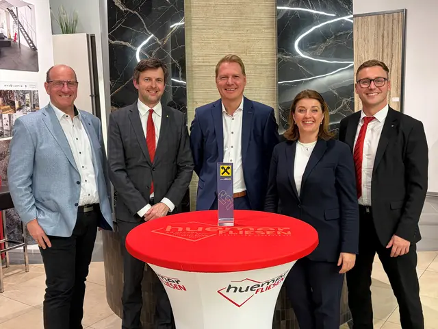 Jürgen Gaigg, Martin Hutterer, Matthias Huemer, Katharina Aechter und Thomas Zilles (v.l.) informierten zum Thema Wohnbau. | Foto: Raiffeisenbank Region Vöcklabruck