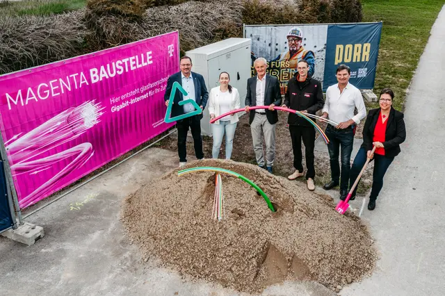 Glasfaser Spatenstich in Kremsmünster: Jürgen Münzner (Alpen Glasfaser), Jennifer Gajic (Magenta Telekom), Amtsleiter Reinhard Haider, Alexander Zettl (Elektro Zettl), Gerhard Bruckner (Gemeinde Kremsmünster), Bürgermeisterin Dagmar Fetz-Lugmayr (v.li.). | Foto: Markus Hanetseder