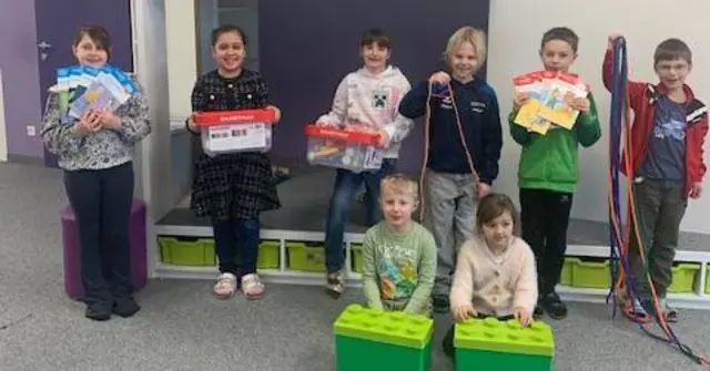 Einige Kinder der Volksschule Rohrbach-Berg mit neu angeschafften Spielen und Lernmaterialien. | Foto: zVg