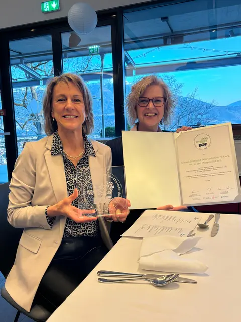 Für das Wohn- und Pflegeheim Lienz nahm Pflegedienstleiterin Daniela Meier( r.) und Stationsleitung Maria Unterlercher die Auszeichnung stellvertretend entgegen. | Foto: WPH Lienz