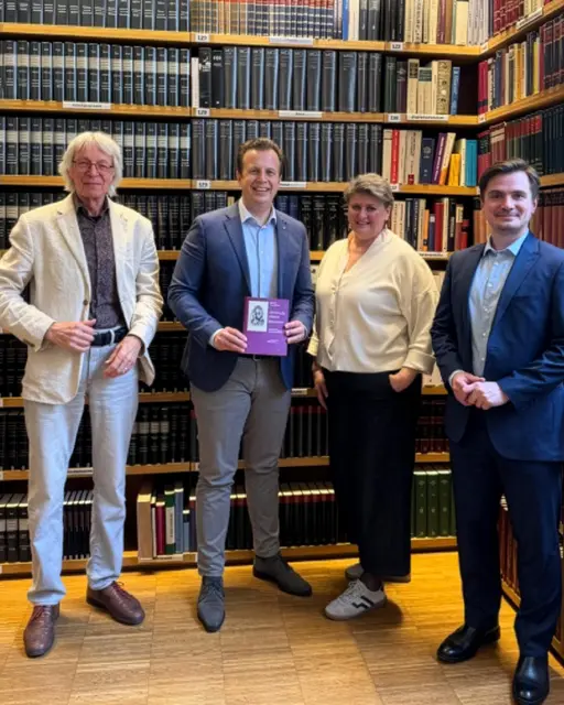 Kulturlandesrat Karlheinz Kornäusl (2.v.l.) bei der Buchpräsentation mit Bibliotheksleiterin Katharina Kocher-Lichem, Herausgeber Wulfhard Stahl und Erkan Osmanović vom Leykam Universitätsverlag in der Landesbibliothek (v.l.)  | Foto: Land Steiermark