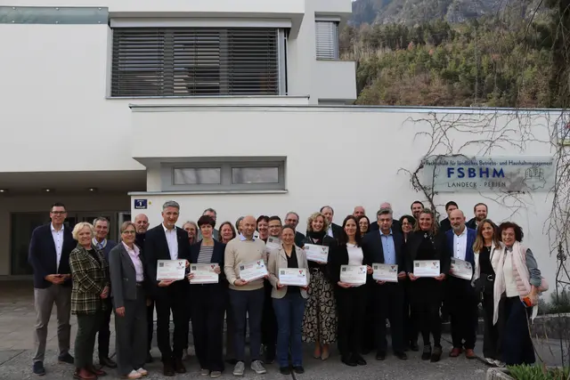 An insgesamt 17 Bildungseinrichtungen aus Tirol, Südtirol und dem Trentino wurden kürzlich Euregio-Schulpartnerschaften verliehen.  | Foto: Elisabeth Zangerl