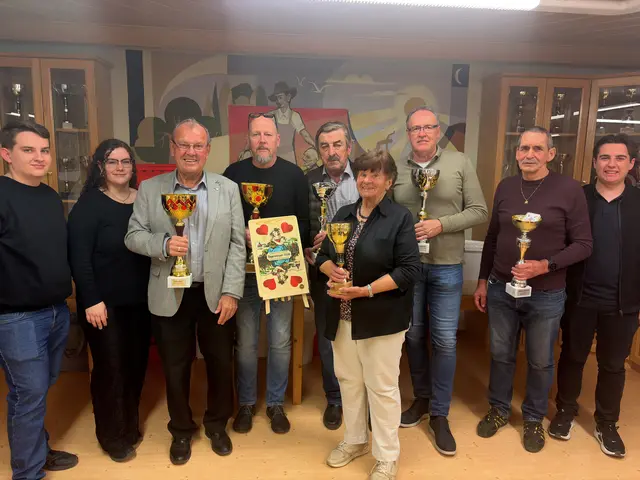 Die Pokalgewinner und der neue Schnapserkönig im Kreise des Organisationsteams. | Foto: JG Kammern