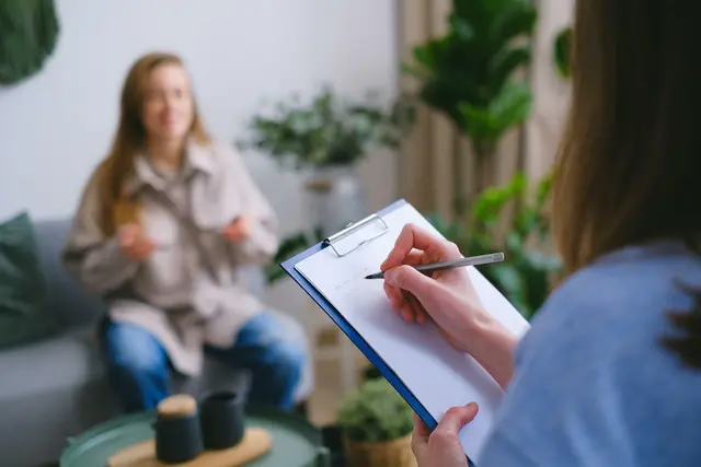 Psychotherapie wirkt, das bestätigt eine erstmalige Studie, an der die Universität Salzburg beteiligt war. | Foto: pexels