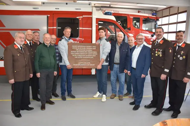 Übergabe der Gedenktafel an das "alte" und das "neue" Kommando der Freiwilligen Feuerwehr Mürzhofen durch das Kapfenberger Unternehmen Matschy Stein &amp; Design. | Foto: BFVMZ/Pusterhofer