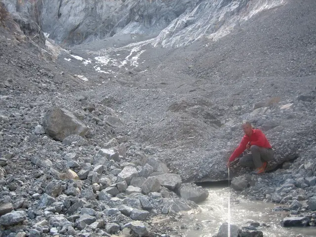 Der Gletscher ist großteils mit Schutt bedeckt. Hier wird am Gletscherende mittels Maßband der Längenrückgang im Vergleich zum Vorjahr gemessen (Sept. 2006) | Foto: Gerhard Hohenwarter sen.