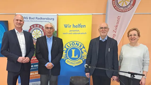 Direktor Hannes Schuster, Lions-Präsident Kurt Maitz, Vladimir Vertlib und Elisabeth Novak, Deutsch-Fachkoordinatorin Elisabeth Novak (v.l.).
 | Foto: Borg Bad Radkersburg
