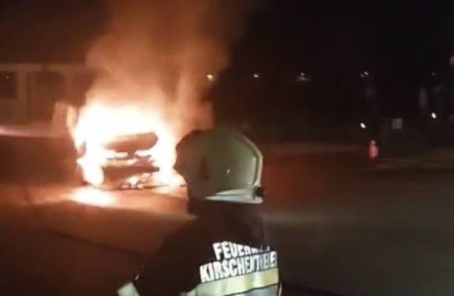 Das Auto soll auf einem Parkplatz vor einem Wohn- und Firmengelände abgestellt gewesen sein. | Foto: Freiwillige Feuerwehr Kirschentheuer
