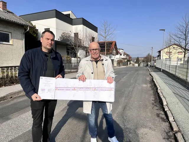 Bauhofleiter Markus Imre und Bürgermeister Georg Rosner stellen die Sanierungspläne für die Schubertgasse vor. | Foto: Stadtgemeinde Oberwart