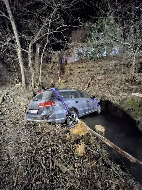 Mittels Kranfahrzeug konnte das Auto rasch aus dem Bach geborten werden. | Foto: FF Ried