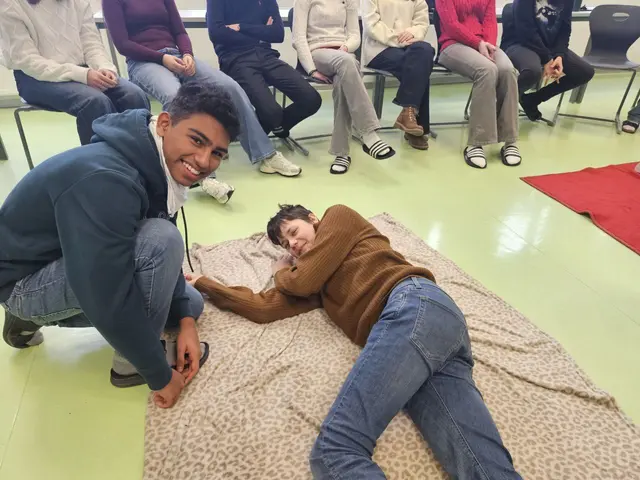 Schülerinnen und Schüler testen die stabile Seitenlage | Foto: Gerhard Luger und Simone Gsell