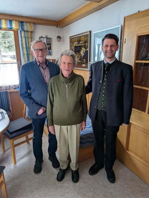 v.l.n.r. Michael Pfeifenberger (Seniorenbund), Jubilarin Rosa Kremser, Bgm. Thomas Kößler | Foto: Gemeinde Zederhaus