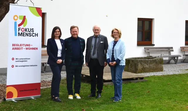 Von links: Standort-Leitung Christina Krenn, Diakon René Schielin, Bischofsvikar Christoph Baumgartniner und Bereichsleitung Ausbildung Birgit Sickinger. | Foto: Fokus Mensch