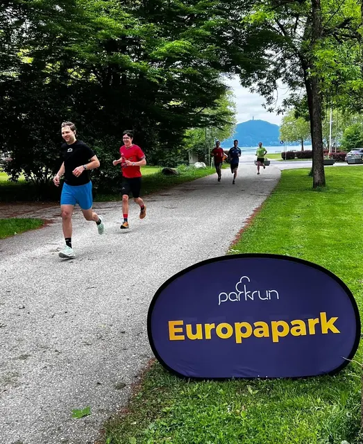 Viele Laufbegeisterte treffen sich wöchentlich zum gemeinsamen Laufen im Europapark. | Foto: Facebook/Europark parkrun