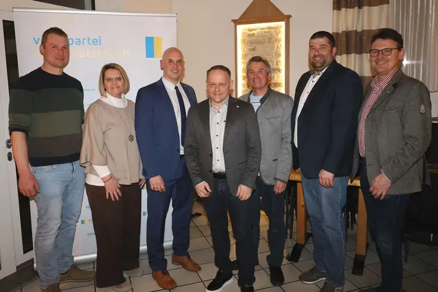 LAbg. Franz Linsbauer (re.) gratulierte Gemeindeparteiobmann Stefan Judmann (3.v.l.) und seinem Team mit Martin Trögl, Manuela Ebner-Gruber, Gerald Grestenberger, Josef Strak und Thomas Bayer (v.l.). | Foto: Herbert Gschweidl