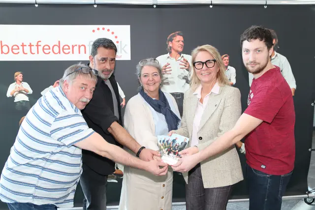 Kulturmanagerin Sabine Hauger und Bürgermeisterin Natascha Matousek mit dem fleißigen Bettfedern-Team. | Foto: Manfred Wlasak