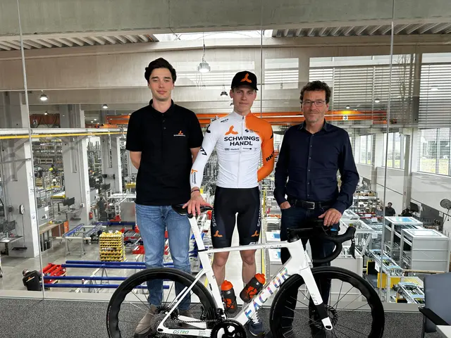 Rennsportleiter Ludwig Hehenberger, Radprofi Gregor Stadlbauer und Thomas Schwingshandl zeige sich über den Start der bevorstehenden Rennsaison 2026 erfreut. | Foto: MeinBezirk