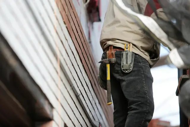 Ein 59-jähriger Arbeiter stürzte auf einer Baustelle in Waidring durch einen ungesicherten Treppenabgang rund 3,5 Meter in die Tiefe und wurde schwer verletzt. Er musste mit dem Rettungshubschrauber ins Unfallkrankenhaus Salzburg geflogen werden. | Foto: pexels