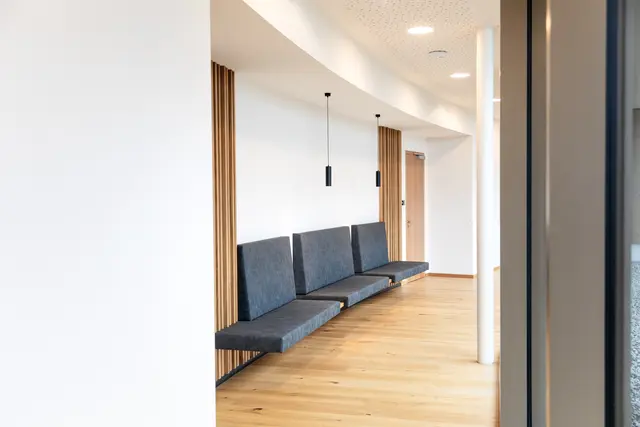 Der Wartebereich wurde mit viel Holz und Glasfassaden freundlich gestaltet. | Foto: Hotel &amp; Therme NOVA/Rusk Video