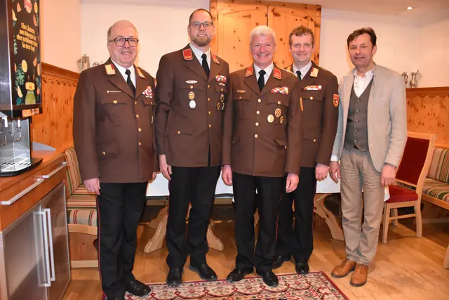 Bei der Wahl (v.l.): AFK BR Rupert Unterwurzacher, OFK-Stv. OBI Martin Zorec, OFK HBI Albin Bachler, BFK OBR Christoph Pongratz und Bürgermeister Johann Schnitzhofer.  | Foto: Feuerwehr Abtenau