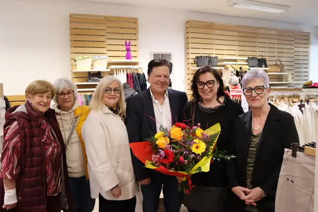 Erste Kundinnen und Freundinnen zeigten sich sichtlich erfreut. 2. Vizebürgermeister Willibald Koch zeigte ebenfalls seine Unterstützung. | Foto: MeinBezirk.at/Grabic