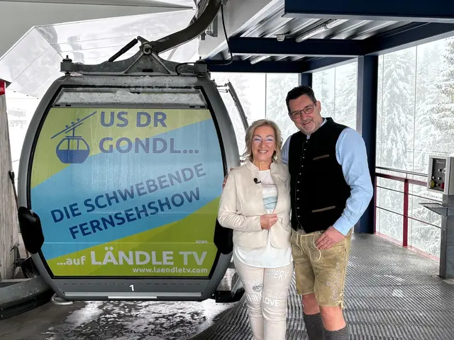 Foto: Raphael Rothmund: Alexandra Pinter (li) ist zu Gast bei Andreas Seeburger (re) in der Fernsehgondel am Muttersberg.
