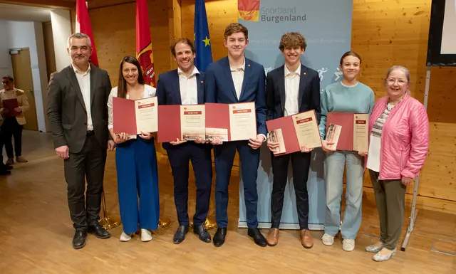 Das Burgenland feiert am Dienstagabend die größten sportlichen Erfolge des Landes im vergangenen Jahr: Sportlandesrat Heinrich Dorner mit Sportlerinnen und Sportlern aus der Sektion Schwimmen (Schwimmunion-Sportvereine). | Foto: Landesmedienservice Burgenland